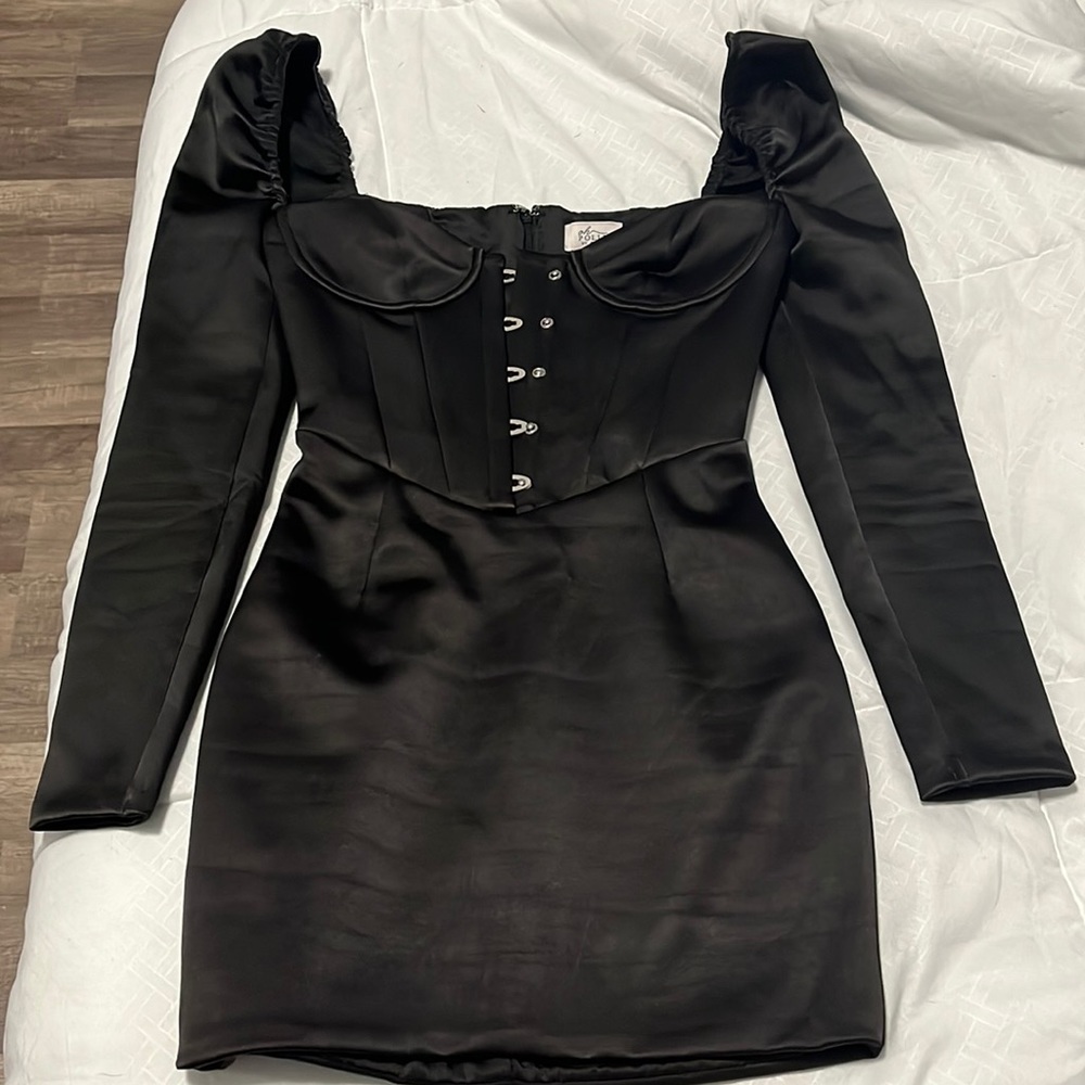 Only wore this dress for my birthday and doesn’t fit me anymore.